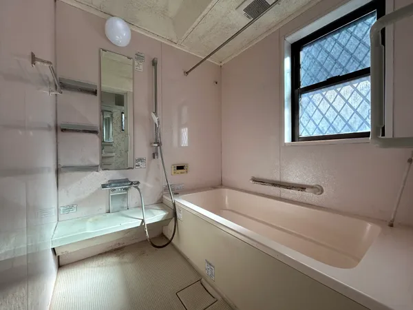 【バス】窓から自然光が差し込む明るい浴室。ゆったり浸かれる広めのバスタブと手すり付きで、快適かつ安心な入浴時間を楽しめます。