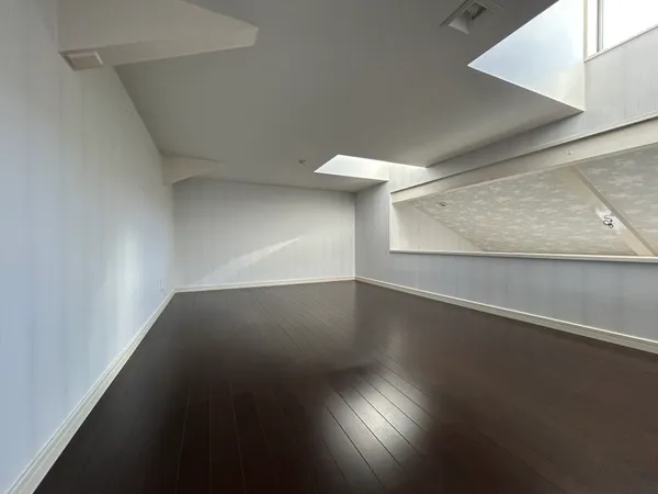 【ロフト】天窓から光が差し込む明るいロフトスペース。広々とした床面で収納や趣味部屋として多用途に活用できる快適空間です。