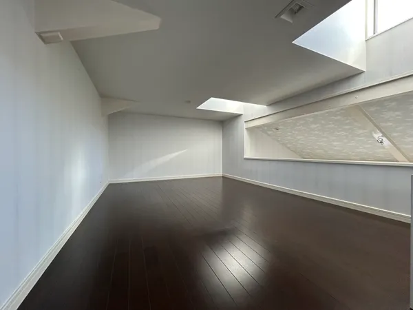 【ロフト】天窓から光が差し込む明るいロフトスペース。広々とした床面で収納や趣味部屋として多用途に活用できる快適空間です。