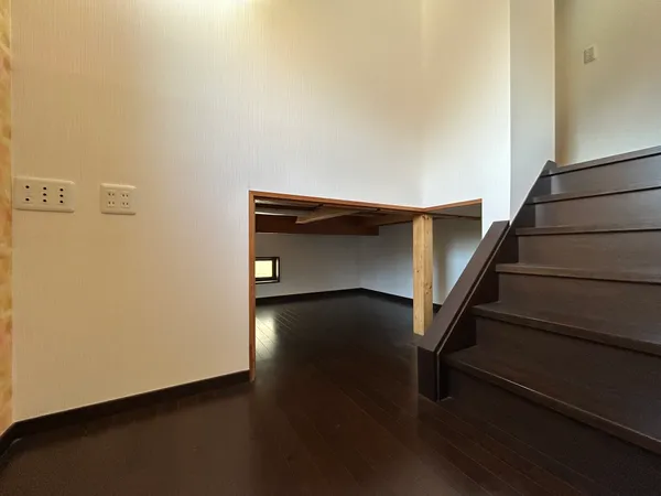 【中2階収納】階段横の中2階スペースは趣味や収納に利用可能。コンパクトながら窓付きで明るく、使い勝手の良い空間です。