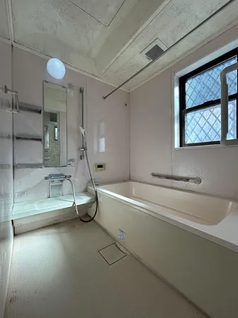 【バス】窓から自然光が差し込む明るい浴室。ゆったり浸かれる広めのバスタブと手すり付きで、快適かつ安心な入浴時間を楽しめます。