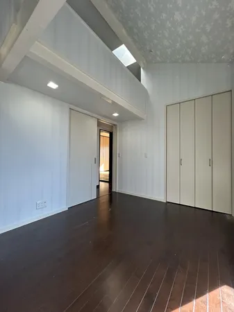 【洋室 約6.0帖】高い天井とロフトが開放感を演出する洋室。収納付きで使いやすく、明るい光が差し込む快適な空間です。