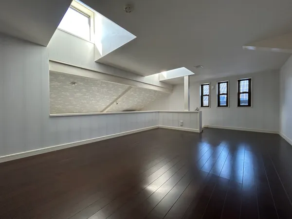 【ロフト】天窓から光が差し込む明るいロフトスペース。広々とした床面で収納や趣味部屋として多用途に活用できる快適空間です。