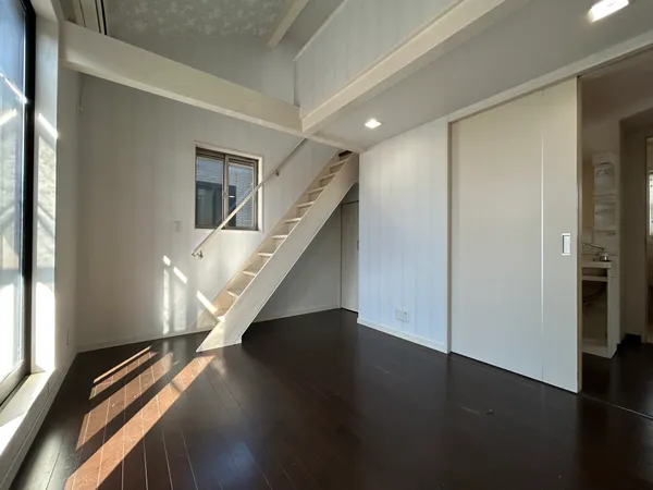 【洋室 約6.0帖】大きな窓から光が差し込む明るい空間。階段下を活用したすっきり設計で、開放感と機能性を兼ね備えています。