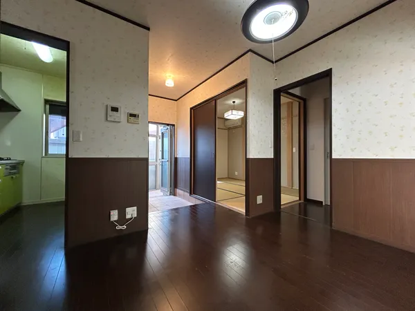 【リビングダイニング】落ち着いた色調のリビングダイニング。隣接する和室とつながり、家族の団らんに適した空間です。