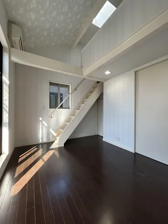 【洋室 約6.0帖】大きな窓から光が差し込む明るい空間。階段下を活用したすっきり設計で、開放感と機能性を兼ね備えています。