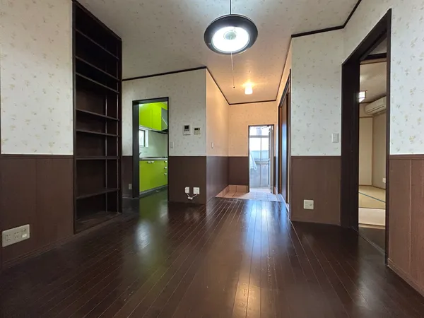 【リビングダイニング】落ち着いた色調のリビングダイニング。隣接する和室とつながり、家族の団らんに適した空間です。