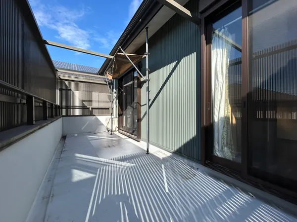 【バルコニー】縦格子の目隠しでプライバシーを確保した広々バルコニー。陽当たり良好で洗濯やくつろぎスペースに適しています。