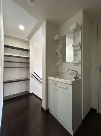 【2階洗面台】シンプルで清潔感のある洗面台。収納棚付きで使いやすく、階段近くの便利な配置が日常を快適にします。