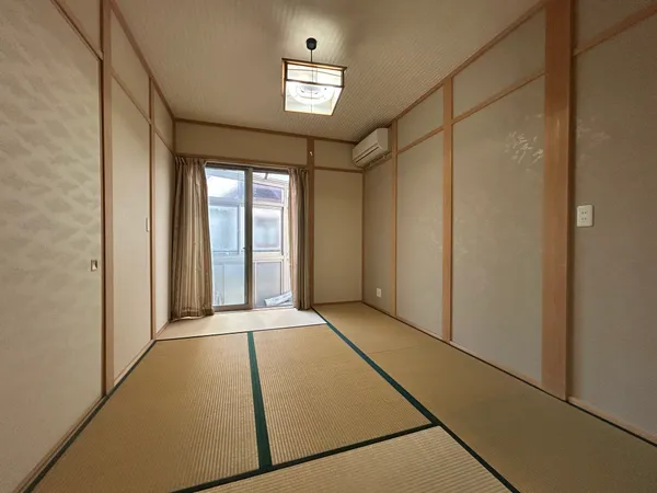 【1階和室】襖と畳が織りなす伝統美あふれる和室。木の温もりに包まれ、心落ち着く癒しの空間でゆったり過ごせます。