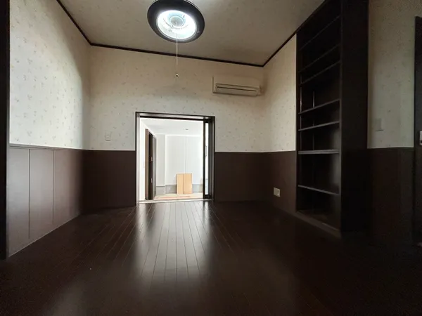 【リビングダイニング】落ち着いた色調のリビングダイニング。隣接する和室とつながり、家族の団らんに適した空間です。