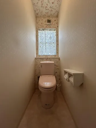 【2階トイレ】窓から自然光が差し込む明るいトイレ。花柄クロスが華やかさを演出し、落ち着いた空間で快適に過ごせます。