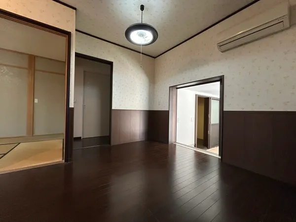 【リビングダイニング】落ち着いた色調のリビングダイニング。隣接する和室とつながり、家族の団らんに適した空間です。