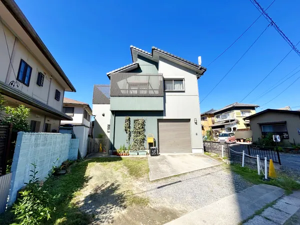 【外観】モダンな縦ラインが際立つ外観。広い駐車スペースとガレージ付きで、利便性とデザイン性を兼ね備えています。