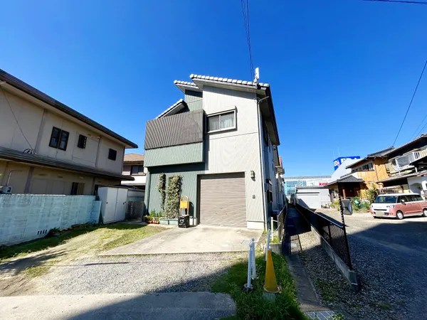 【外観】モダンな縦ラインが際立つ外観。広い駐車スペースとガレージ付きで、利便性とデザイン性を兼ね備えています。