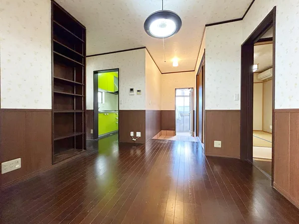 【リビングダイニング】落ち着いた色調のリビングダイニング。隣接する和室とつながり、家族の団らんに適した空間です。