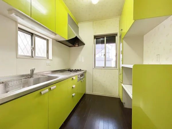 【キッチン】鮮やかなグリーンが映える独立型キッチン。収納豊富で調理スペースも広く、快適な家事をサポートします。