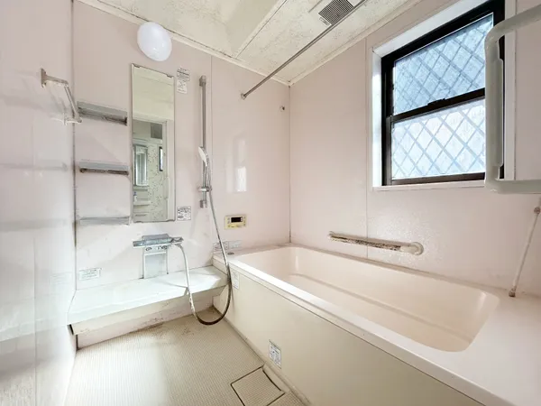 【バス】窓から自然光が差し込む明るい浴室。ゆったり浸かれる広めのバスタブと手すり付きで、快適かつ安心な入浴時間を楽しめます。