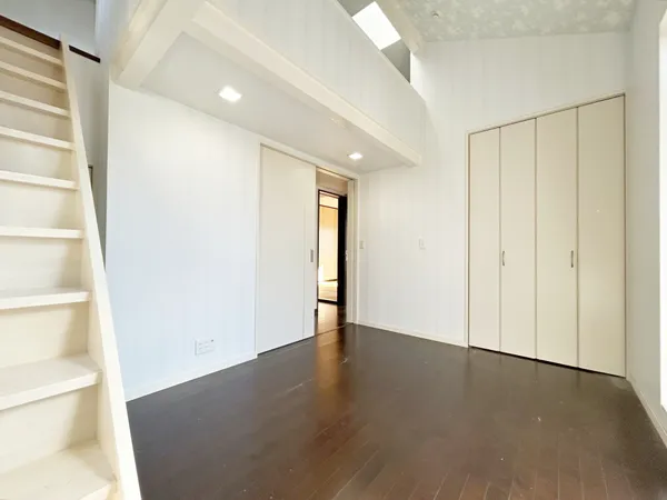 【洋室 約6.0帖】大きな窓から光が差し込む明るい空間。階段下を活用したすっきり設計で、開放感と機能性を兼ね備えています。