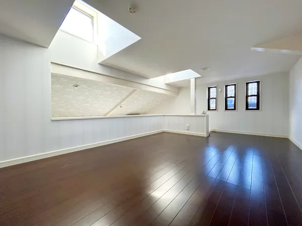 【ロフト】天窓から光が差し込む明るいロフトスペース。広々とした床面で収納や趣味部屋として多用途に活用できる快適空間です。