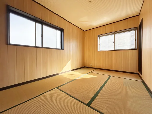 【2階和室】木目調の壁と畳が調和する落ち着きの和室。大容量収納を備え、明るい窓から光が差し込み、バルコニーへも出られます。
