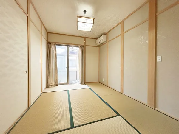 【1階和室】襖と畳が織りなす伝統美あふれる和室。木の温もりに包まれ、心落ち着く癒しの空間でゆったり過ごせます。