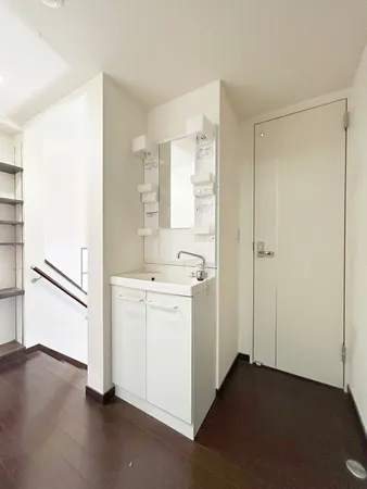 【2階洗面台】シンプルで清潔感のある洗面台。収納棚付きで使いやすく、階段近くの便利な配置が日常を快適にします。