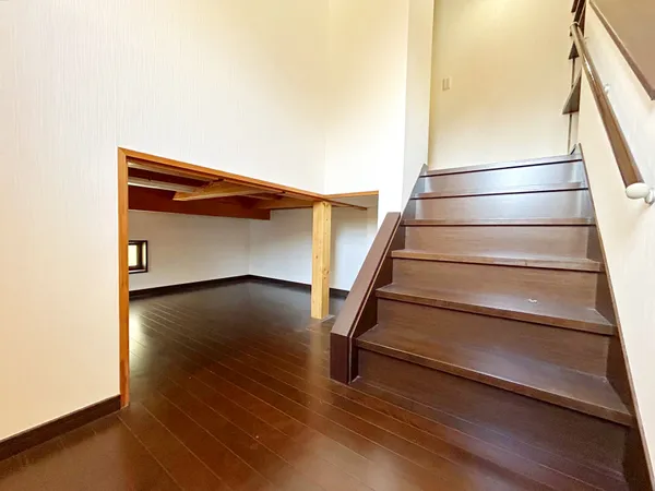 【中2階収納】階段横の中2階スペースは趣味や収納に利用可能。コンパクトながら窓付きで明るく、使い勝手の良い空間です。