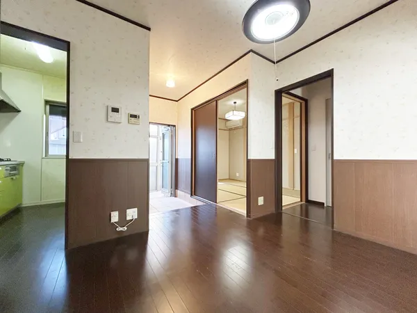 【リビングダイニング】落ち着いた色調のリビングダイニング。隣接する和室とつながり、家族の団らんに適した空間です。