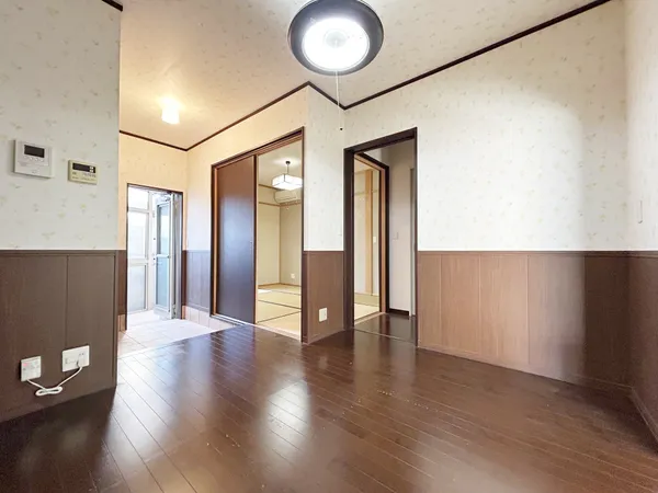 【リビングダイニング】落ち着いた色調のリビングダイニング。隣接する和室とつながり、家族の団らんに適した空間です。