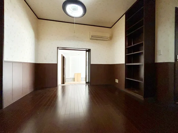 【リビングダイニング】落ち着いた色調のリビングダイニング。隣接する和室とつながり、家族の団らんに適した空間です。