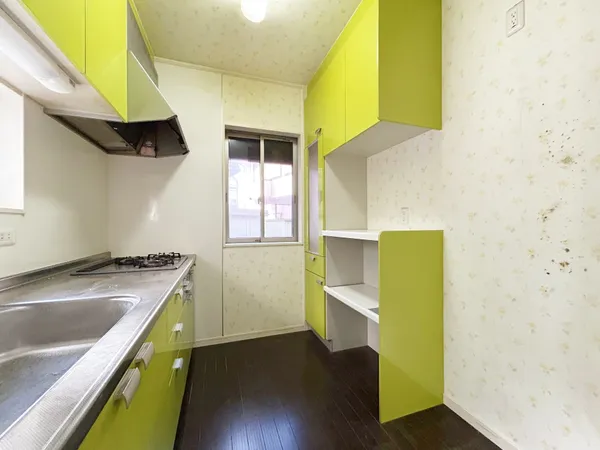 【キッチン】鮮やかなグリーンが映える独立型キッチン。収納豊富で調理スペースも広く、快適な家事をサポートします。