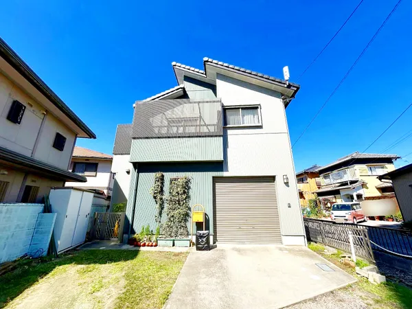 【外観】モダンな縦ラインが際立つ外観。バルコニーのアクセントが映える洗練されたデザインです。