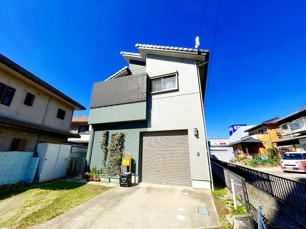 【外観】モダンな縦ラインが際立つ外観。バルコニーのアクセントが映える洗練されたデザインです。