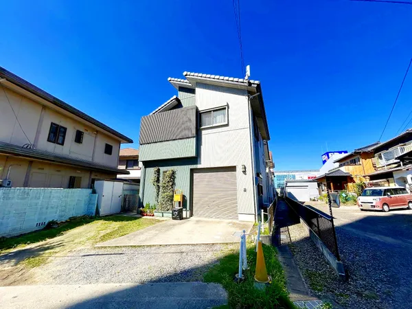 【外観】モダンな縦ラインが際立つ外観。広い駐車スペースとガレージ付きで、利便性とデザイン性を兼ね備えています。