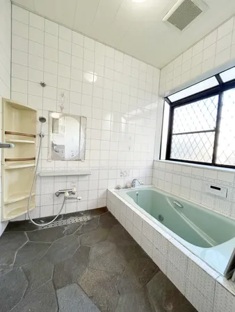 【浴室】大きな窓が付いていて、明るく換気しやすい浴室です。