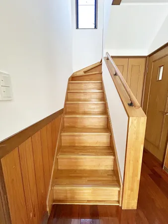 【他室内/階段】2026年1月一部床貼増し、クロス貼替え、ハウスクリーニング実施。