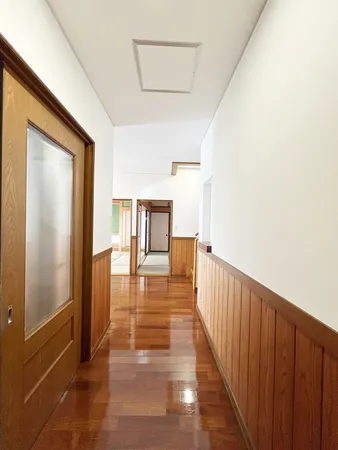 【他室内/廊下】掃除がしやすいフローリング仕様の廊下です。