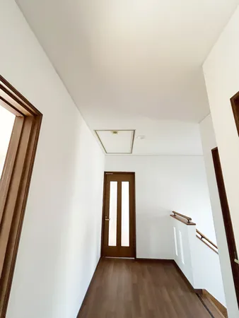 【他室内/廊下】2026年1月一部床貼増し、クロス貼替え、ハウスクリーニング実施。