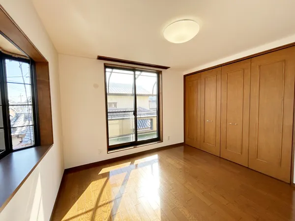 【南東側洋室/約8.5帖】2面採光で明るく日差しが入る洋室です。