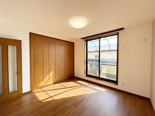 【南側中央洋室/約8.0帖】3部屋から出入り可能なワイドバルコニーで、開放感たっぷり。