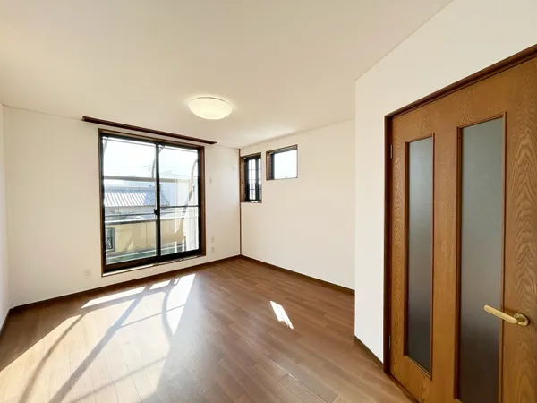 【南西側洋室/約9.0帖】納戸とクローゼットが付いた約9.0帖の広々とした洋室です。