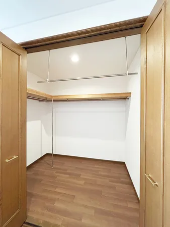 【収納/2階クローゼット】大切な衣類を収納できる大型クローゼットです。