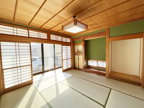 【南西側和室/約8.0帖】床の間付きの情緒漂う和室です。