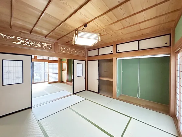 【北西側和室/約8.0帖】板の間のついたゆとりのある和室です。