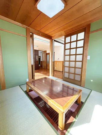 【南東側和室/約3.0帖】二面採光の明るい和室で、ゆったりとした時間を過ごせます。