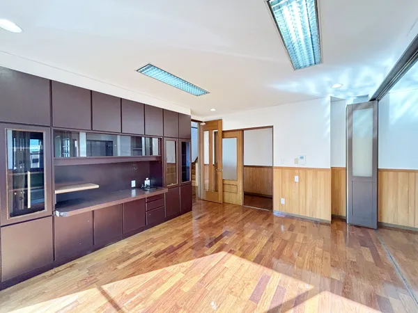 【リビング】収納棚付きの約15.0帖のリビングダイニングです。