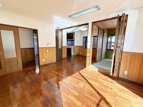 【リビング】南側にある大きな窓から日差しが入る明るいリビングです。