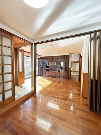 【リビングダイニング】リビングとダイニングの間には来客時に便利な可動式仕切りを設置。