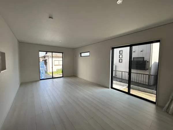 リビング生活のメインスペースとなるLDKは、約18.0帖の広さです。光が差し込む明るい空間です。